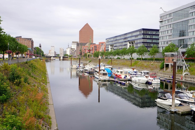 DUISBURG DEUTSCHLAND 10. JUNI 2022 Duisburger Innenhafen mit den Gebäuden von Mitsubishi Hitachi TK Gesundheit und dem Staatsarchiv Nordrhein-Westfalen Duisburg Deutschland