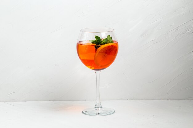 Dulce apetitoso aperol spritz cóctel de frutas