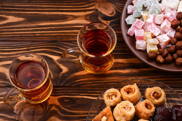 Dulce baklava y nueces en plato con café delicias turcas