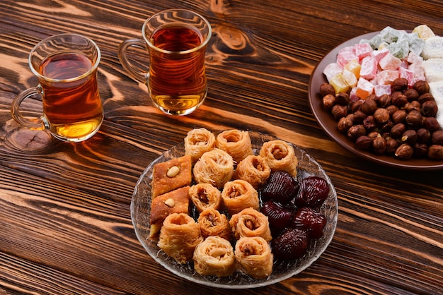 Dulce baklava y nueces en plato con café delicias turcas