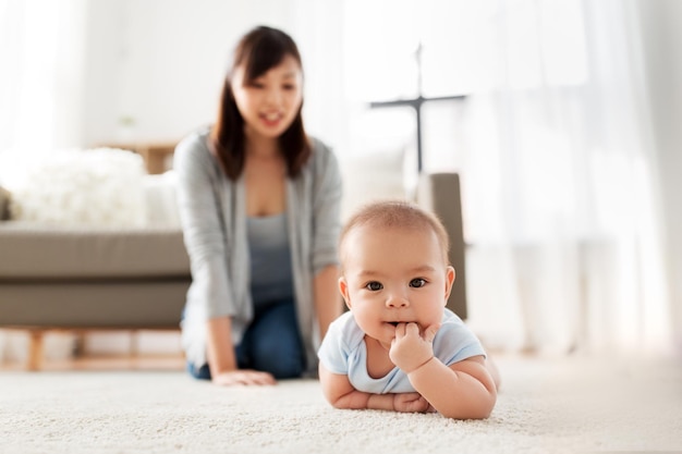 un dulce bebé asiático con su madre en casa