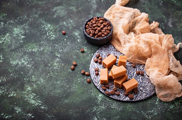 Dulce de caramelo de caramelo con granos de café