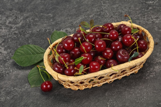 Dulce cereza madura con hojas