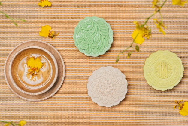 Dulce color de pastel de luna de piel de nieve. Alimentos tradicionales del festival del medio otoño con té en la mesa.