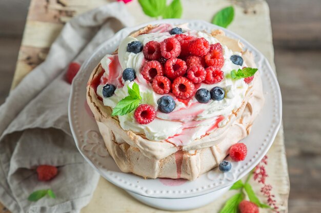 Dulce y cremoso pastel Pavlova con bayas y merengue