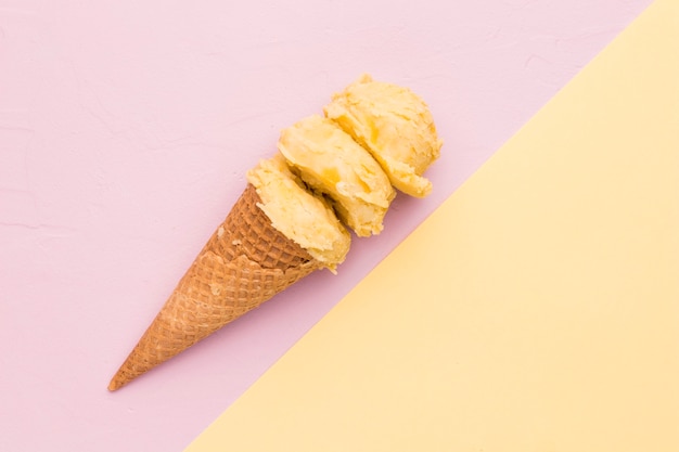 Foto dulce cucharada de helado triple sabroso en cono de waffle