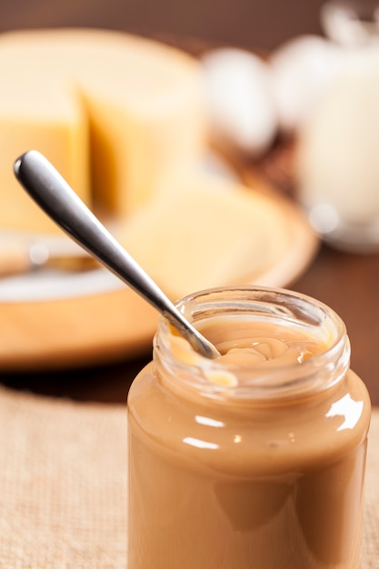 Dulce de leche, (Doce de leite) uma sobremesa doce de leite, feita no Brasil e na Argentina.