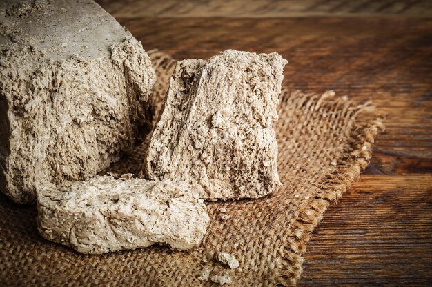 Dulce delicioso halva en servilleta de arpillera