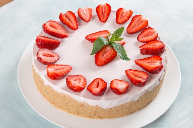 Dulce desayuno delicioso pastel de queso con fresas frescas y menta receta casera sin hornear en una mesa de piedra azul Espacio de copia