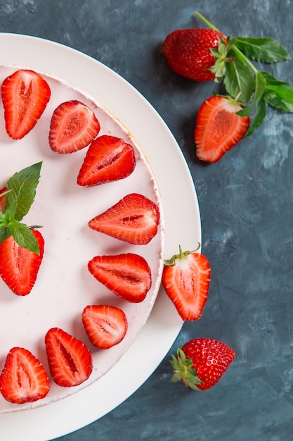 Dulce desayuno delicioso pastel de queso con fresas frescas y menta receta casera sin hornear en una mesa de piedra azul oscuro Espacio de copia