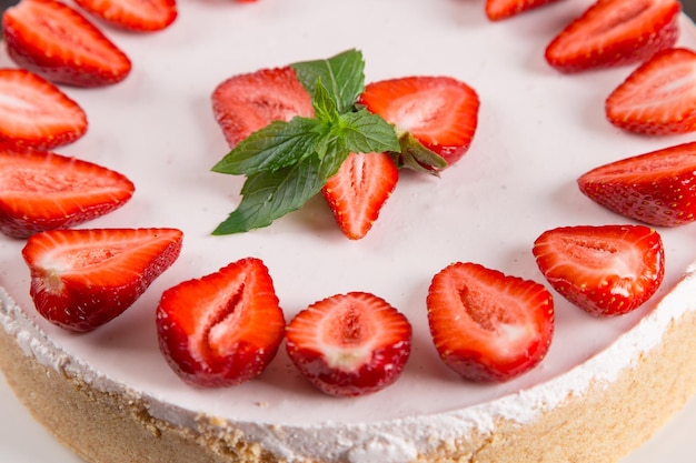 Dulce desayuno delicioso pastel de queso con fresas frescas y menta receta casera sin hornear en una mesa de piedra Espacio de copia