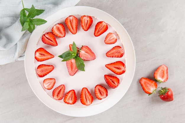 Dulce desayuno delicioso pastel de queso con fresas frescas y menta receta casera sin hornear en una mesa de piedra Espacio de copia