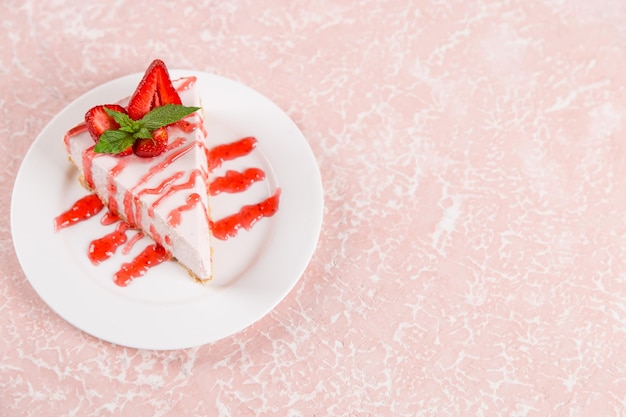 Dulce desayuno delicioso pastel de queso con fresas frescas y menta receta casera sin hornear en una mesa de piedra rosa Espacio de copia