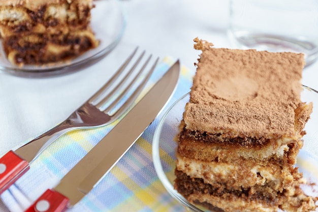 Foto dulce desayuno con delicioso pastel de tiramisú.