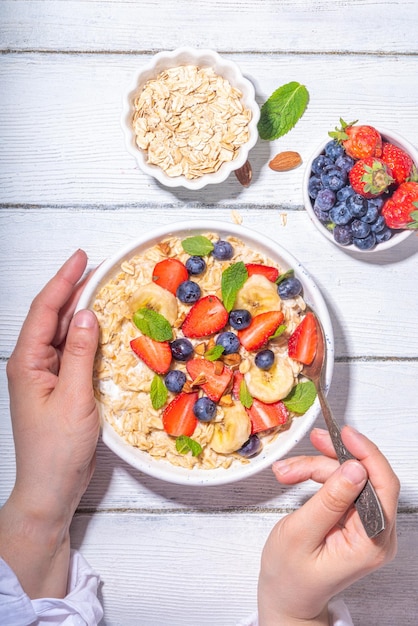 Dulce desayuno de verano avena con bayas