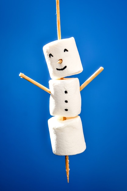 Dulce dulce de malvaviscos blancos de bricolaje para niños divertido muñeco de nieve de malvavisco. Paso a paso. Decoraciones de navidad. Copia espacio