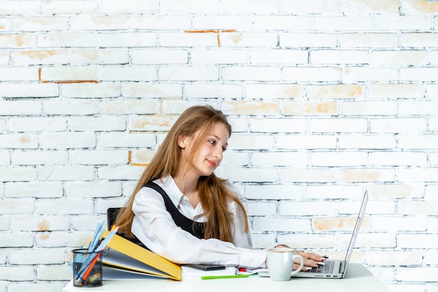 Dulce estudiante navegando en internet Foto de alta calidad