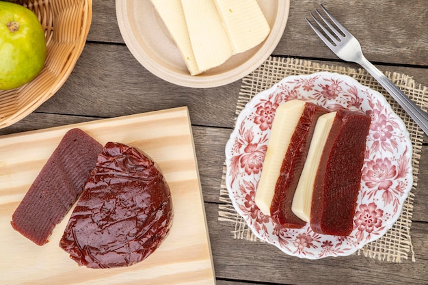 Dulce de guayaba con queso de granja Típico postre casero brasileño