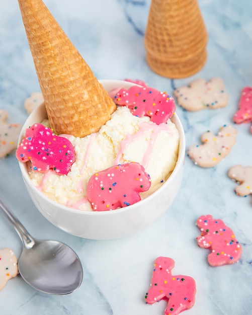 Dulce helado cono frescura y sabroso postre chocolate y fresa