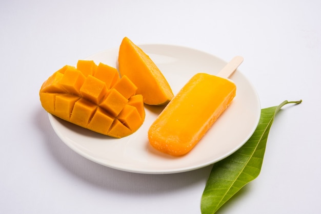 Dulce helado con sabor a mango o barra de hielo o kulfi, compuesto por el dulce y sabroso alphonso o hapoos Aam
