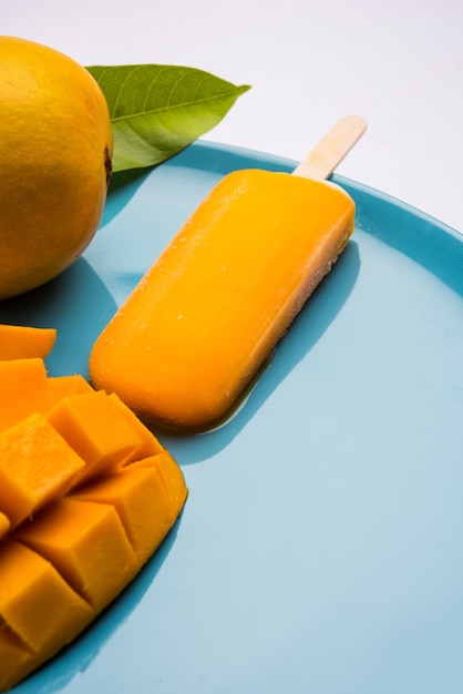 Dulce helado con sabor a mango o barra de hielo o kulfi, compuesto por el dulce y sabroso alphonso o hapoos Aam