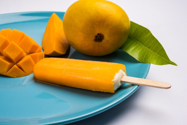 Dulce helado con sabor a mango o barra de hielo o kulfi, compuesto por el dulce y sabroso alphonso o hapoos Aam