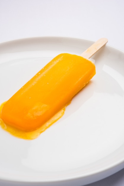 Dulce helado con sabor a mango o barra de hielo o kulfi, compuesto por el dulce y sabroso alphonso o hapoos Aam