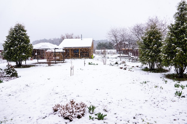 Dulce hogar en el pueblo en la nieve de abril