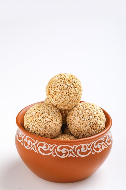 Dulce indio para el festival tradicional makar sankranti: Rajgira laddu elaborado con semillas de amaranto en un tazón