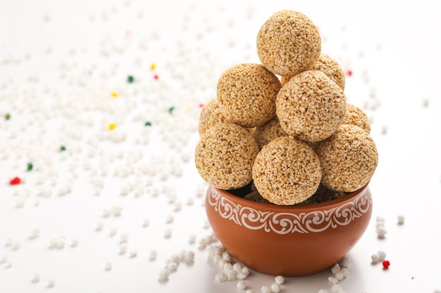 Dulce indio para el festival tradicional makar sankranti: Rajgira laddu elaborado con semillas de amaranto en un tazón