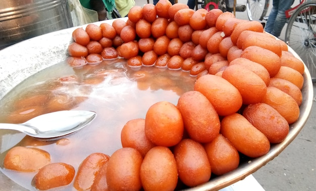 El dulce indio llamado "gulab jamun" se vende en el mercado local.