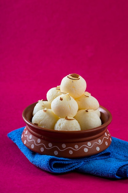 Foto dulce indio - rasgulla, famoso dulce bengalí en cuenco de barro con servilleta