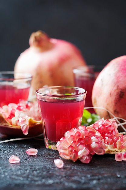 Dulce jugo de granada sobre la mesa