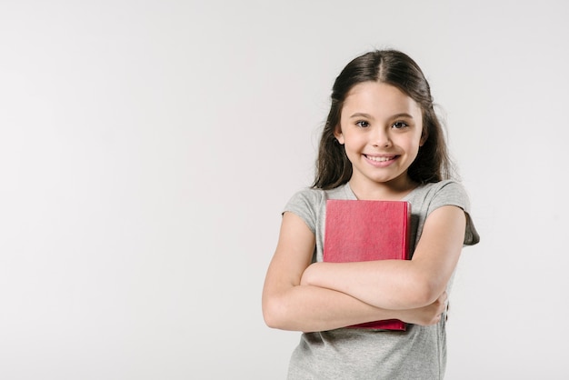 Foto dulce junior con libro en estudio