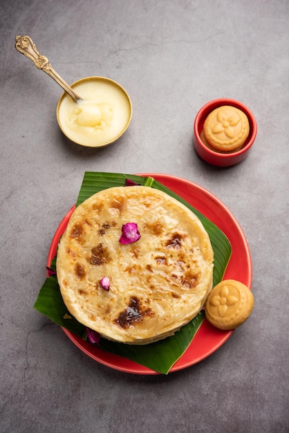 Foto dulce khoya roti o peda chapati paratha elaborado con crema de leche espesa o khoa khowa mawa