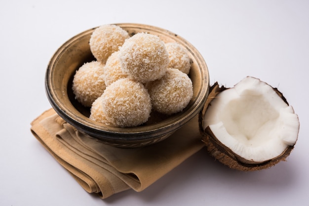 Dulce Laddoo de Coco O Nariyal Laddu hecho con Leche Condensada y Azúcar, comida del Festival Popular. Servido sobre fondo cambiante, enfoque selectivo