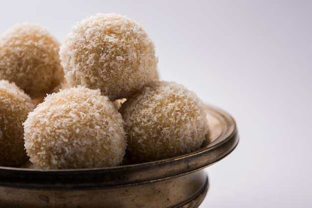 Dulce Laddoo de Coco O Nariyal Laddu hecho con Leche Condensada y Azúcar, comida del Festival Popular. Servido sobre fondo cambiante, enfoque selectivo