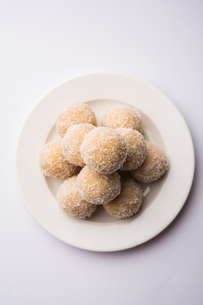 Dulce Laddoo de Coco O Nariyal Laddu hecho con Leche Condensada y Azúcar, comida del Festival Popular. Servido sobre fondo cambiante, enfoque selectivo