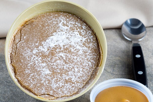 Dulce de leche tradicional navideño de la región del Valle del Cauca de Colombia llamado Dulce de Manjar Blanco envasado en un recipiente de origen vegetal fruto del árbol del totumo