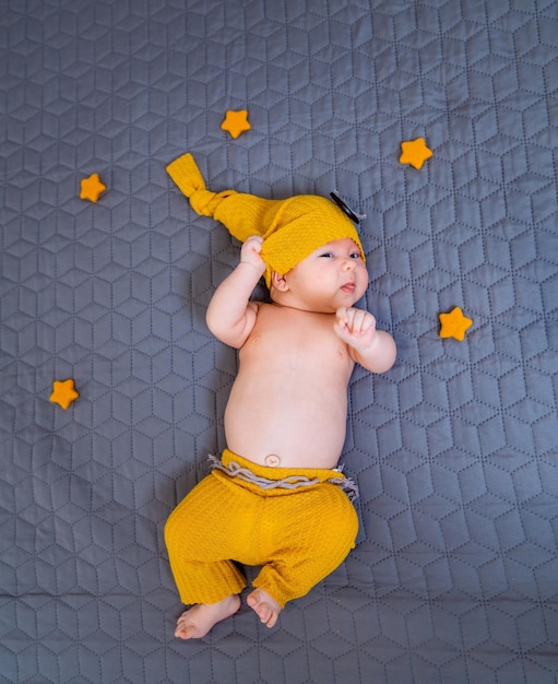 Dulce lindo bebé recién nacido acostado en la manta Adorable niño pequeño con sombrero de punto