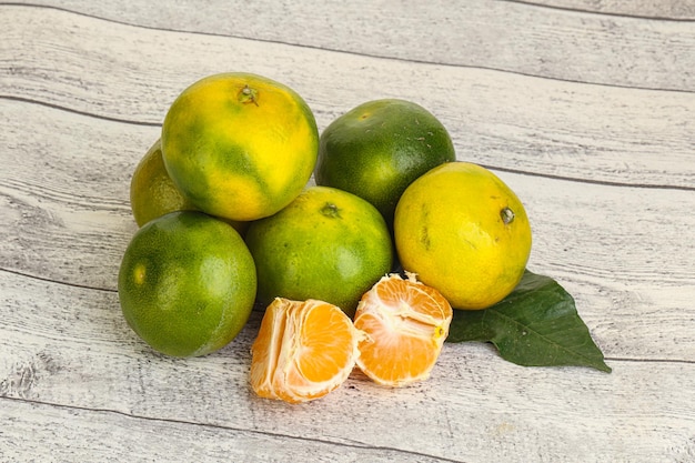 Dulce mandarina verde madura y sabrosa