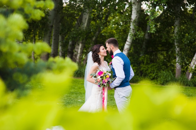 Foto dulce matrimonio pareja de enamorados va a besarse