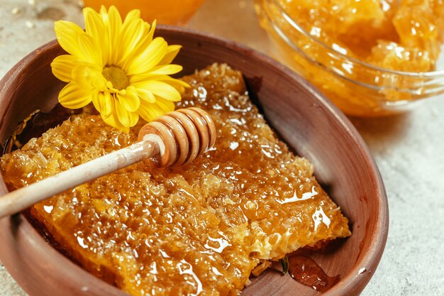 Dulce miel en la mesa