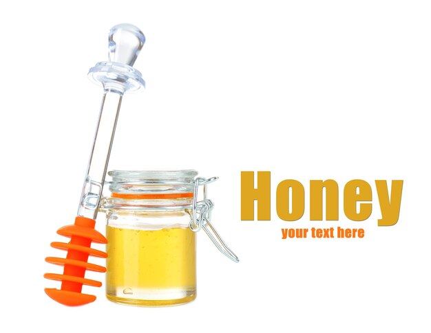 Dulce miel en tarro de cristal aislado en blanco