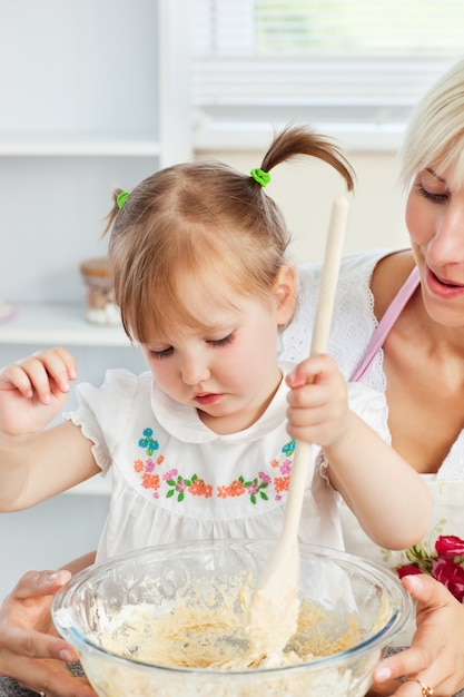 Dulce mujer horneando galletas con su hija