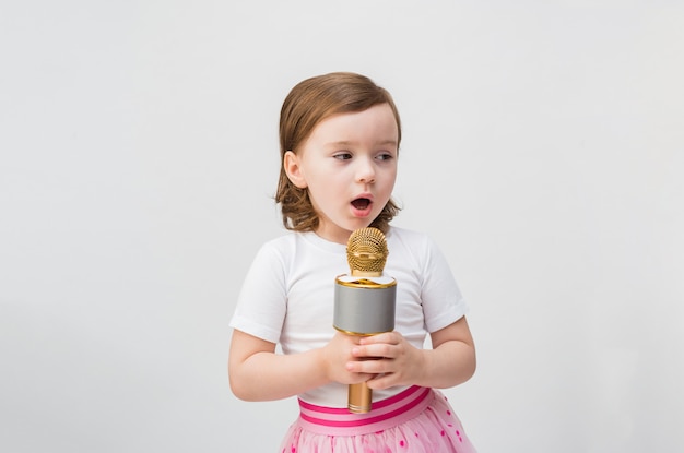 Dulce niña canta en el micrófono