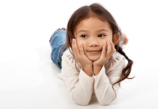 Dulce niña haciendo muecas