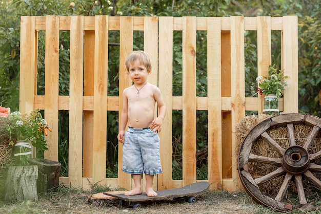 Dulce niño feliz en el parque niño bonito con expresión divertida