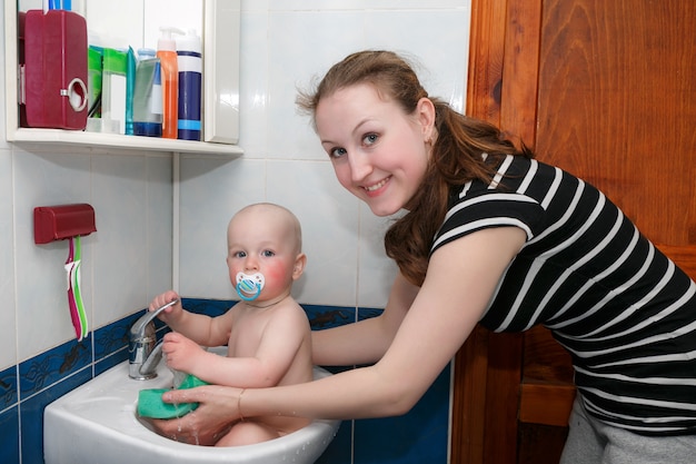 Dulce niño tomando un baño.