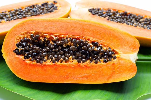 Dulce papaya madura en hojas de plátano tropical.